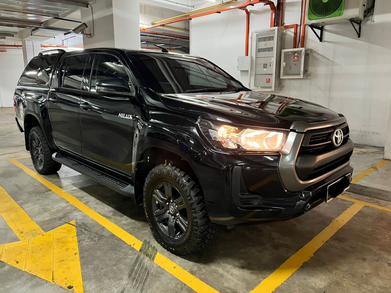 Rent 4×4 Hilux Canopy Hard Box